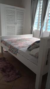 迪亚尼海滩Bedroom Diani Beach的窗户客房内的一张白色床