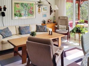 格莱斯堡Holiday home Glesborg XL的客厅配有沙发和桌子