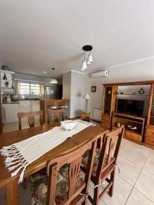 奥拉瓦里亚Casa Aurora的厨房以及带木桌和椅子的用餐室。