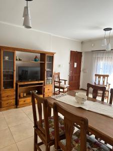 奥拉瓦里亚Casa Aurora的客厅配有木桌和椅子
