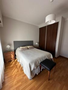 奥拉瓦里亚Casa Aurora的卧室配有1张床、1张桌子和1把椅子