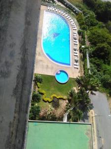 拉瓜伊拉Acogedor apartamento con piscina - Bleu Marine Suites的大型游泳池的顶部景色