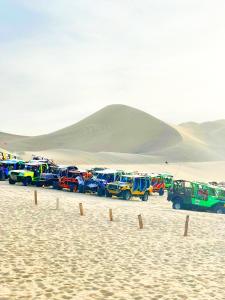 帕拉卡斯HOSPEDAJE WELCOME paracas的沙漠中一排汽车