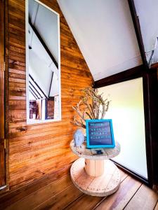 莱瓦镇Glamping Chalet Deluxe cerca al centro de Villa de Leyva - By Serena Morena的坐在房间里桌子上的笔记本电脑