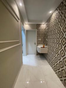 阿尔卡吉سويت ابارت للشقق الفندقية的一间带水槽和瓷砖墙的浴室