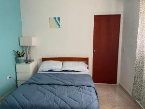 SavanetaCozy apartment in Savaneta的一间卧室设有一张床和一扇红色的门