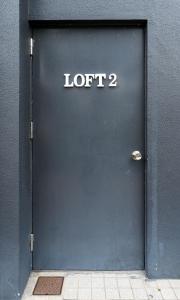 福冈Flower Base Lily House的蓝色的门,上面写着字母