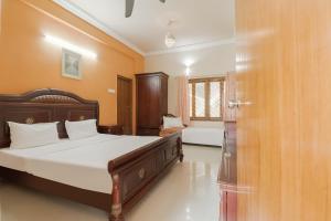 拉加蒙德里OYO Hotel Bommana Residency的一间卧室,卧室内配有一张大床