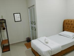 瓜拉丁加奴TAMU ROOMSTAY TOK MOLOR的一间卧室设有一张床和一个玻璃淋浴间