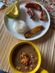 ChinchináGlamping Orosierra的一小盘食物,有汤和肉
