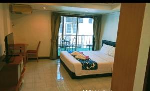 华欣the L Hua Hin的酒店客房设有一张床和一个阳台。