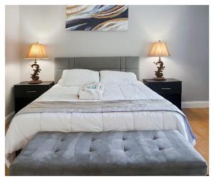 亚历山德里亚Modern Comfort Stays的一间卧室配有一张大床和两盏灯