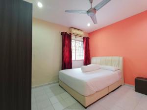 马六甲Juwita Homestay Bukit Katil - Free Unifi and 15 Minutes To Town的一间卧室设有一张床和红色的墙壁