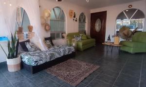 坎昆Casa Calis Cancún的客厅配有沙发和两把椅子