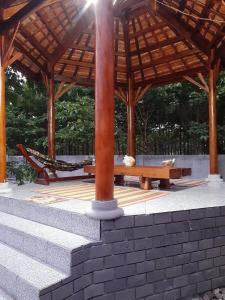 Tân PhúDu Nam Riverside Tour Trọn Gói的木制凉亭,配有野餐桌和长凳