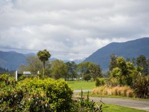 KarameaKaramea River Motels的山地的一条道路