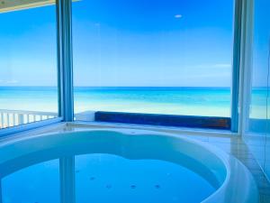 石垣岛石垣岛七色酒店的海景客房内的浴缸