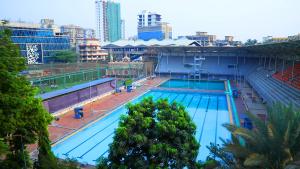 孟买Andheri Sports Complex - VIP Guest House的城市游泳池的顶部景观