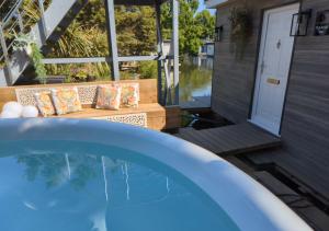 Hampton HillTulana Taggs - floating home on idyllic island的房屋庭院的热水浴池