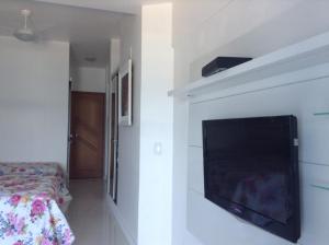 萨尔瓦多Bahia Flat ap 206的卧室配有壁挂式平面电视