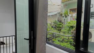 顺化Our Homestay in Hue - SELF CHECKIN的花园景窗户