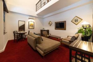 马六甲Hotel Puri Melaka的客厅配有沙发和桌子
