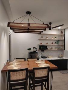印多尔Kudrat Paradise - Full Villa By AP Villas的一间带木桌和椅子的用餐室