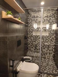 印多尔Kudrat Paradise - Full Villa By AP Villas的一间带卫生间和淋浴的浴室