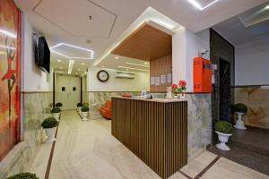 新德里Rosewood Suites Near IGI Airport的大楼内带前台大堂