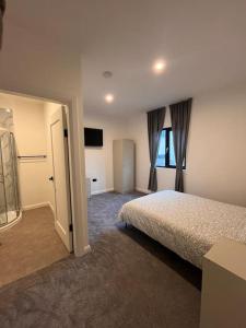 卡舍尔Deerpark luxury 3 bed retreat的酒店客房,配有床和电视