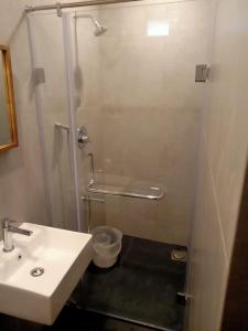 乔奥诺奥尔Kumar's Mountain View Cottage的白色的浴室设有水槽和淋浴。
