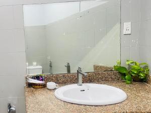 胡志明市Lyly Hotel - Pham Ngu Lao的浴室的柜台设有水槽和镜子