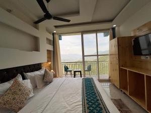 巴夫那加尔Shekhar Royal classic的一间卧室设有一张床和一个大窗户