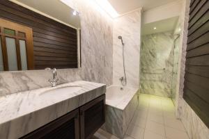 马六甲Hotel Puri Melaka的一间带水槽和淋浴的浴室