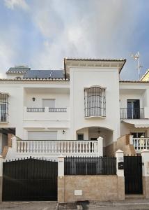 内尔哈Villa Jara 25的前面有黑色围栏的白色房子