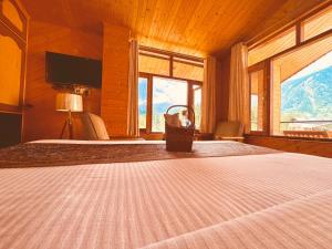 Royal Kanji INM的一间卧室设有一张大床和大窗户