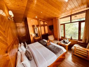 Royal Kanji INM的木制客房内的一间卧室配有一张大床