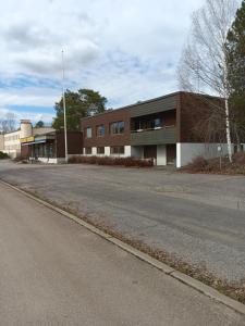 HämeenkoskiOld Bank的大楼前的一个空停车位