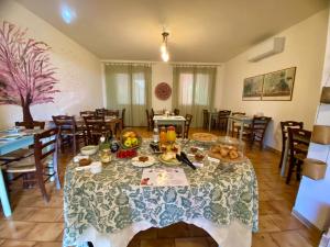 费拉约港Villa Gaia的用餐室配有餐桌和食物