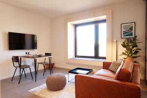 斯图加特Mono Design Apartments的客厅配有沙发和桌子