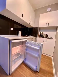 伊兹密尔İZMİR merkezde müstakil TEMİZ küçük ev的白色的厨房,里面装有空冰箱