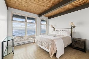 Grand BarachoisPtit - 3 bedroom 2 bath Waterfront Oasis的一间卧室设有一张床和一个大窗户