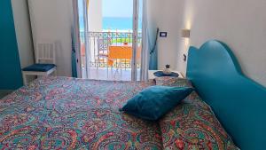伊斯基亚Appartamenti Tina in Villa Restituta的一间卧室配有一张蓝色床头板的床