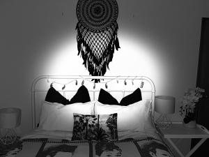 皇后镇Breakfast at Tiffanys的一张黑白相间的一张带一张床的卧室照片