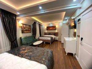 伊斯坦布尔Solomon's Mansion Hotel Istanbul的酒店客房带两张床和一间浴室