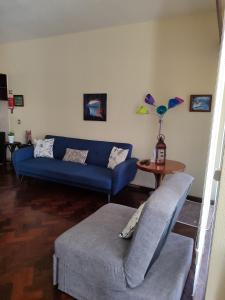 马希库casa na Torre的客厅配有蓝色的沙发和桌子