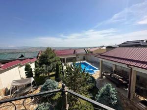 Дача в Горах Ак таш的享有带游泳池的房屋的空中景致