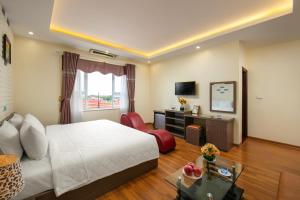 河内New Airport In & Suites的配有一张床和一张书桌的酒店客房