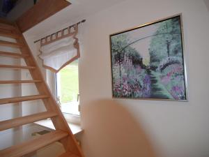 ElpeWonderful Apartment in Elpe with Garden的挂在楼梯旁墙上的画
