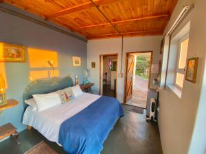 阿古拉斯阿哥哈斯美景公寓的一间带一张床的卧室,位于带木制天花板的房间内